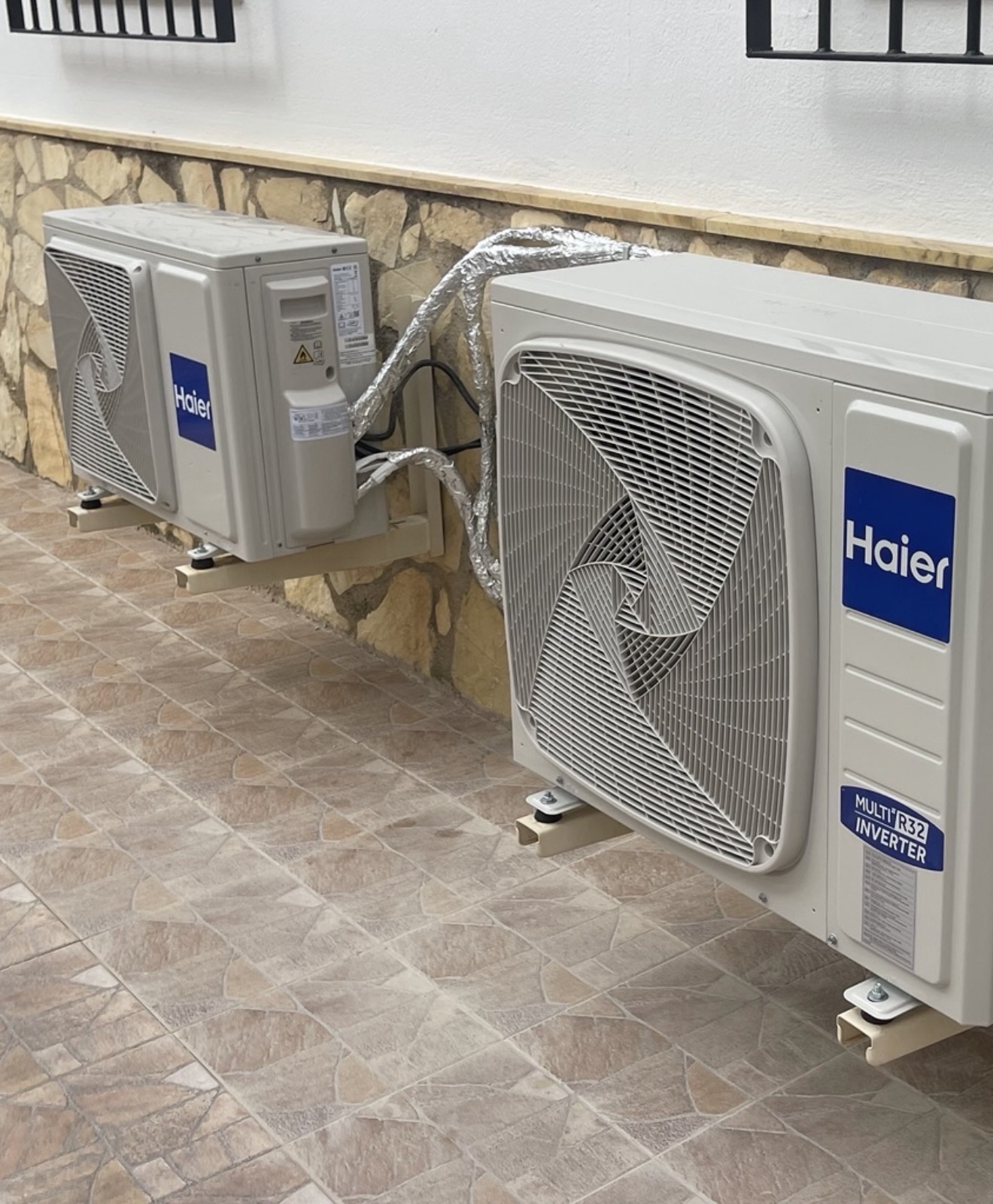 Unidades exteriores de aire acondicionado junto a una fachada